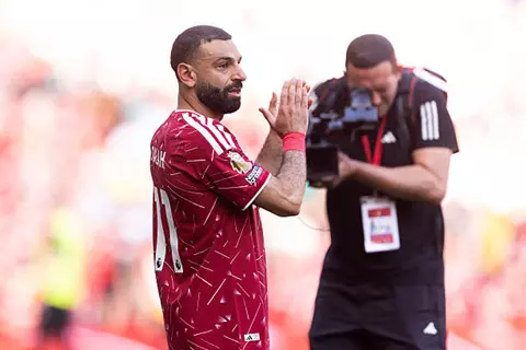 "دموع في أنفيلد" و"من العظمة إلى المجد".. تعليق الصحف الإنجليزية بعد مباراة صلاح الأخيرة مع ليفربول